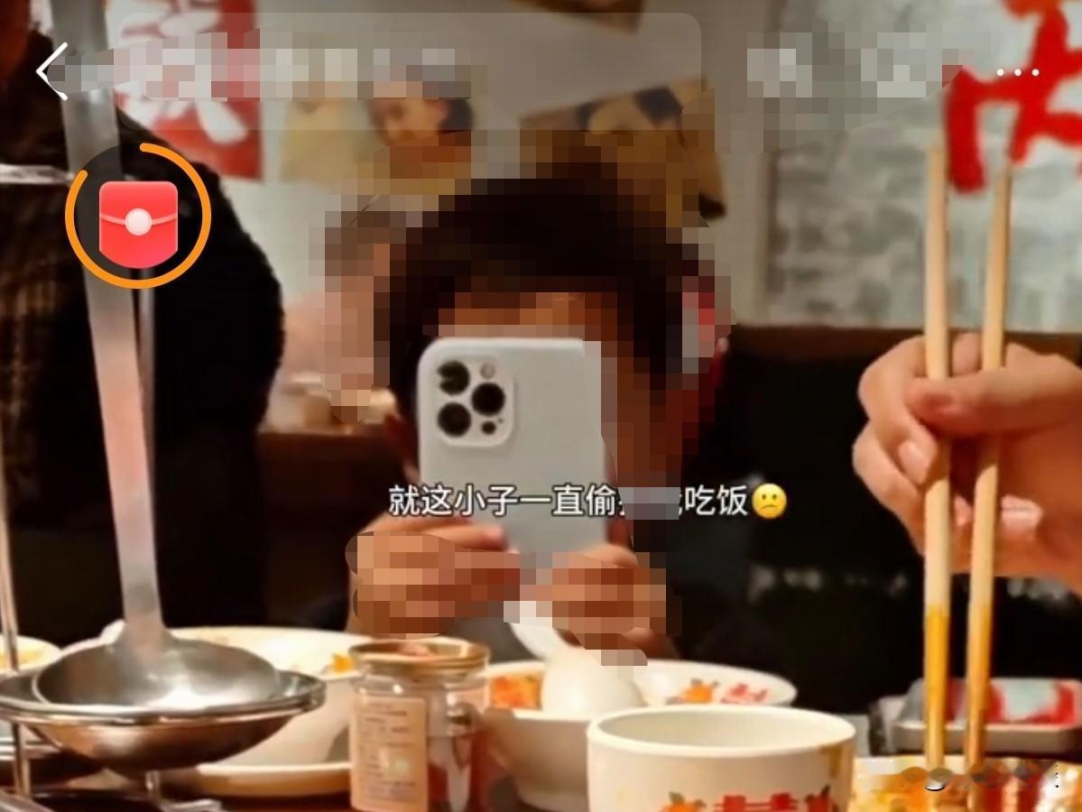 重庆，一16岁女孩因长相和穿搭酷似男孩，在餐馆吃饭时，被一女子怀疑偷拍，女孩百口