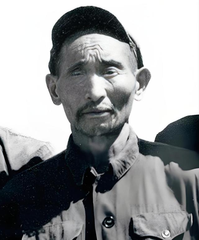1952年，解放军在大凉山剿匪，抓获一名独眼“土匪”。审讯时，军区首长听完他的供