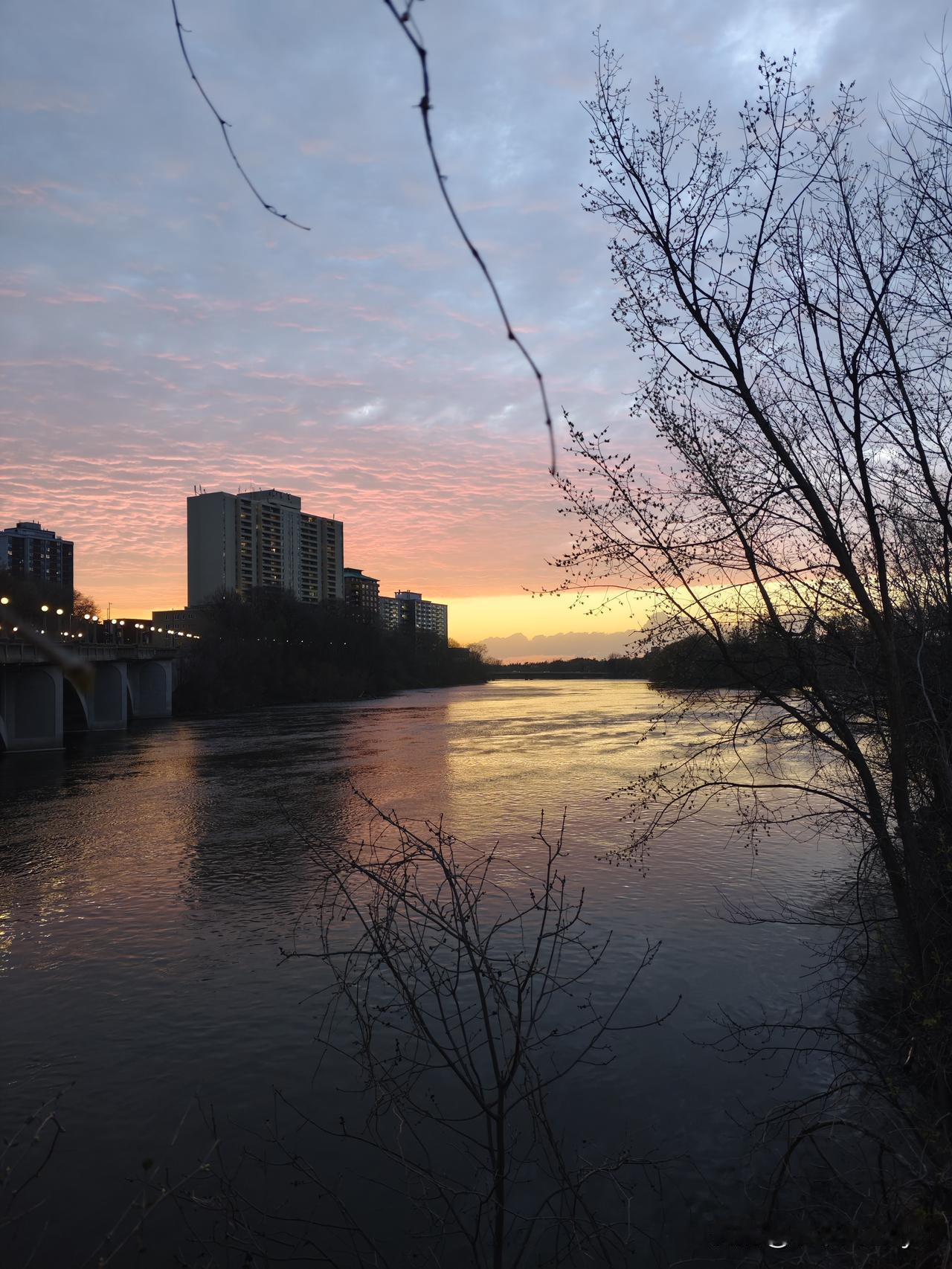 晒晒你拍夕阳西下时的美丽景色里多河是渥太华的灵魂，横跨城市东西，水流时而平缓，时