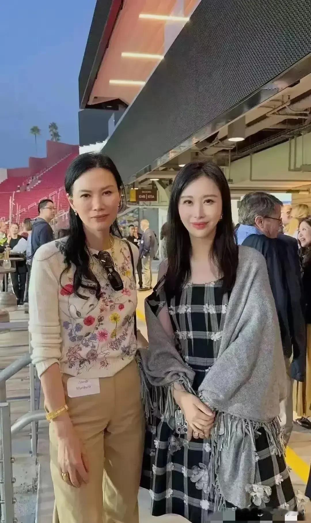照片中这两个女人应该是同一种类型的人，同宗同派呀，她们会的技能基本上都一样，只不
