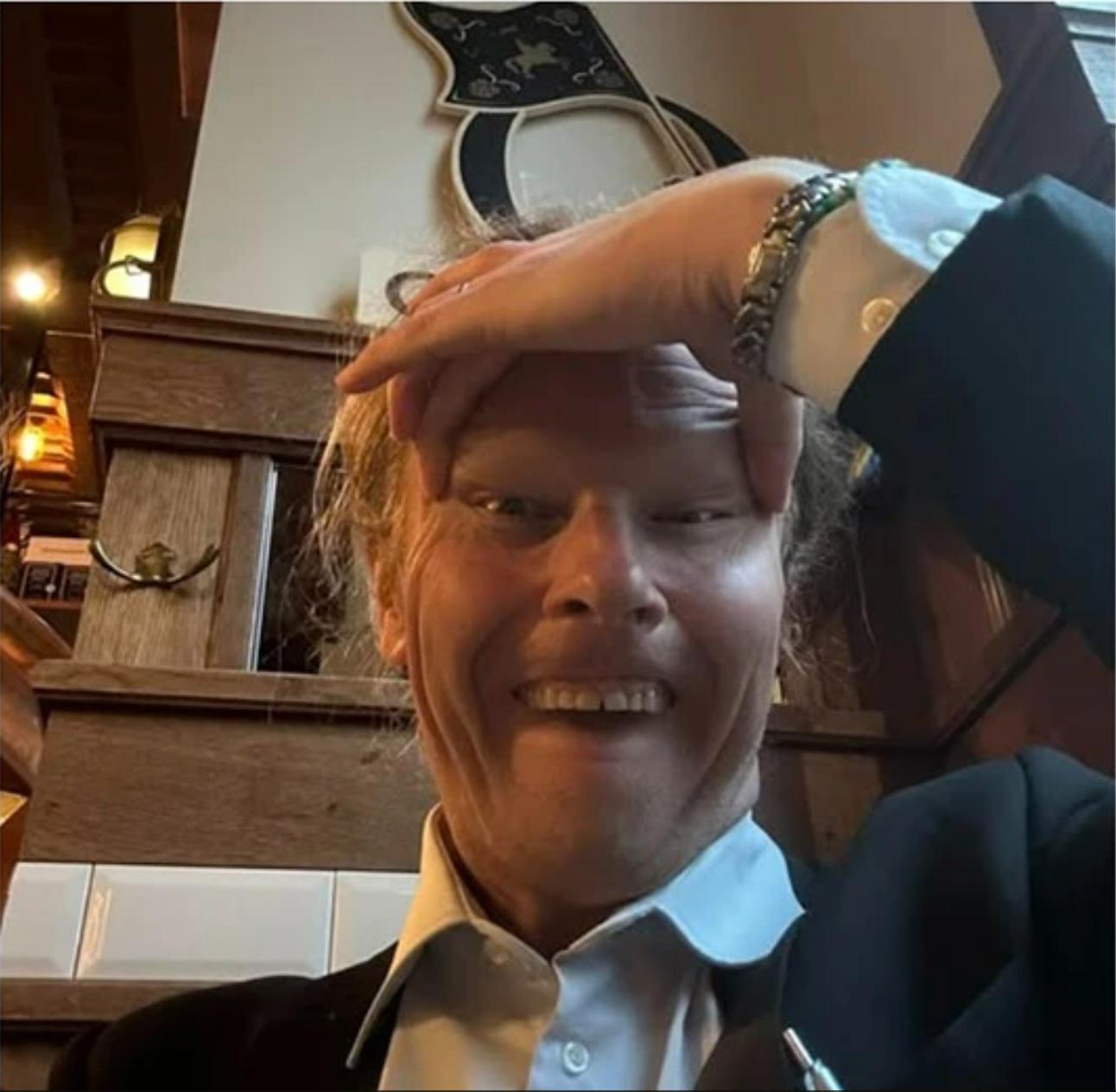 【芬兰议员因斜眼手势帖子陷入困境】（朝日新闻）两名芬兰议员因在社交媒体上发布眯眼