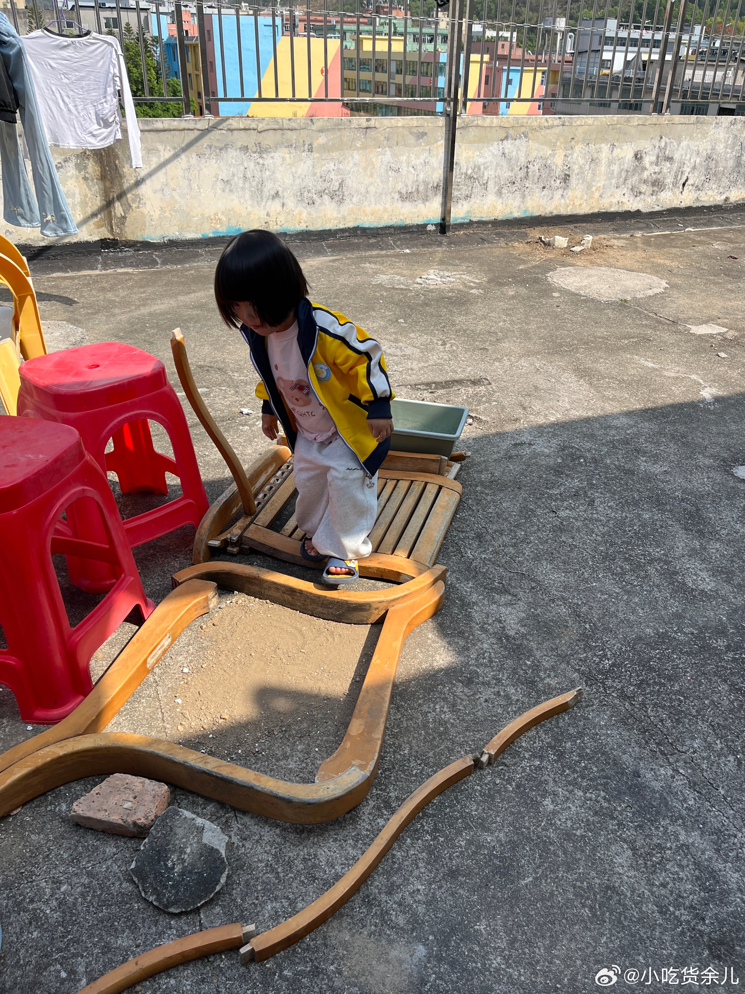 这两个老六，要在楼顶做家，不肯下去睡觉张凯丽 网红能当一辈子吗这个怎么说呢！有些