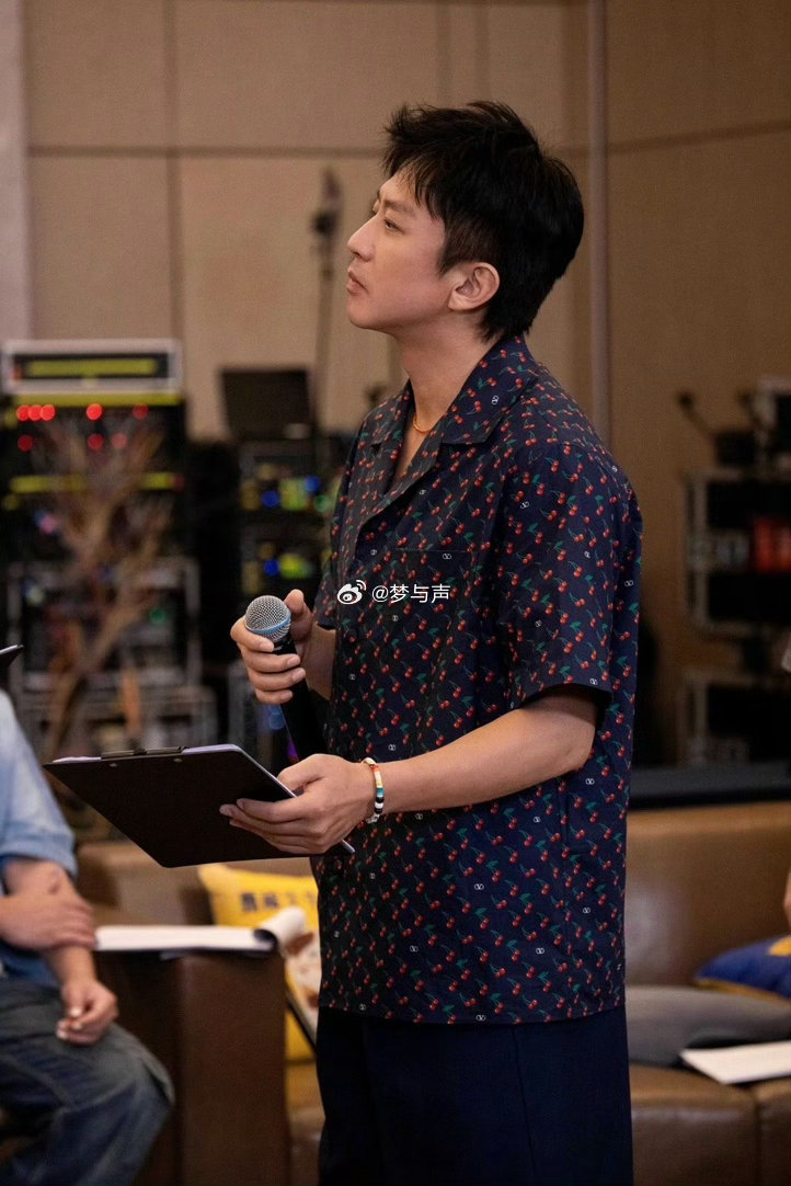 邓超被集体贴脸开大奋斗吧人生 这综艺的梗也太密集了！学员们集体对邓超输出经典名台