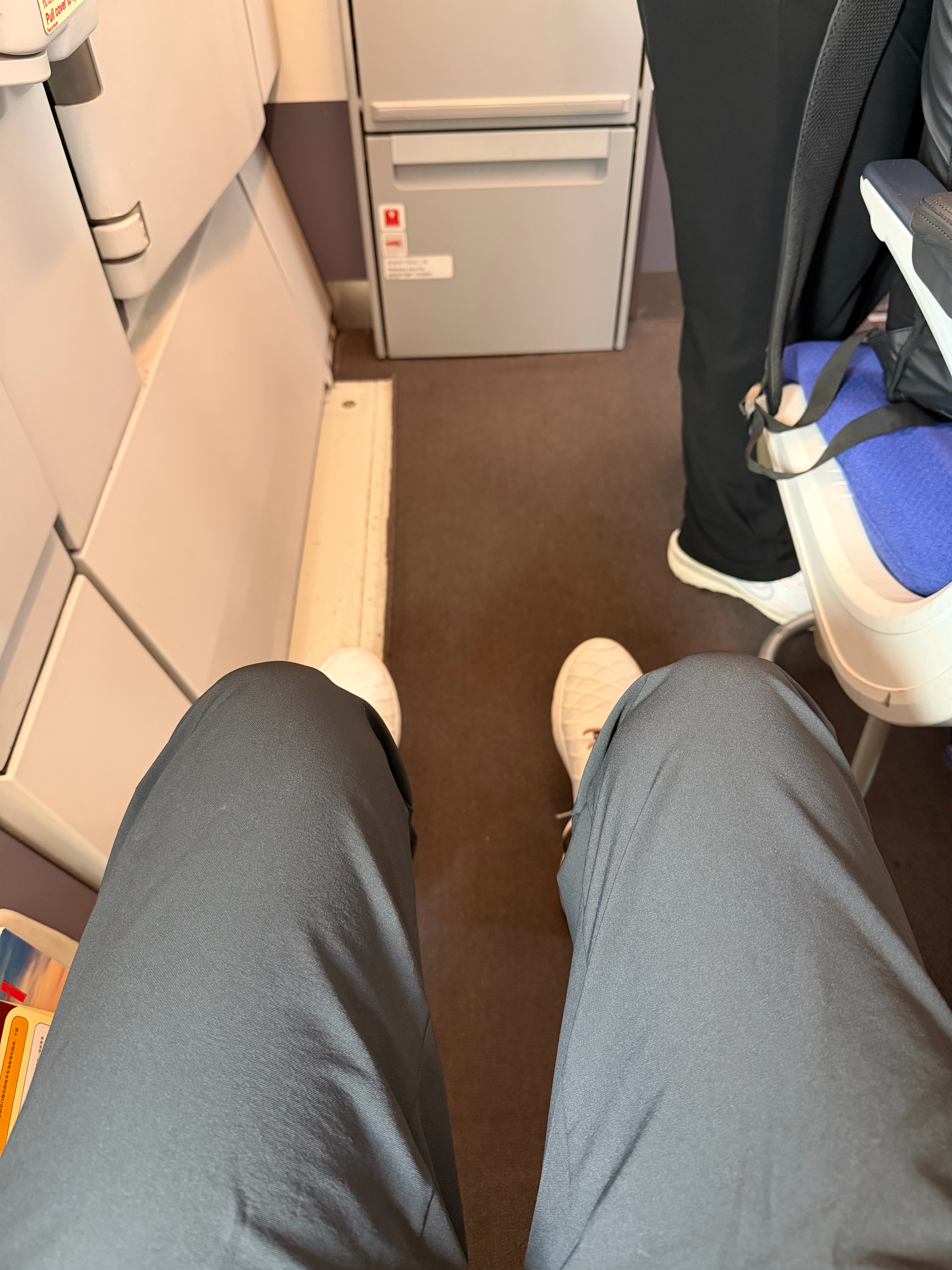 去上海，安全出口位置腿部空间真好切记，183[努力]  ​​​