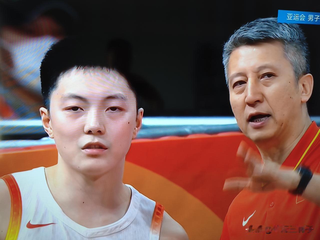 面对队长，面对老队员，面对胡明轩，面对胡明轩不停的要球，新手李悦洲无奈传给了胡明