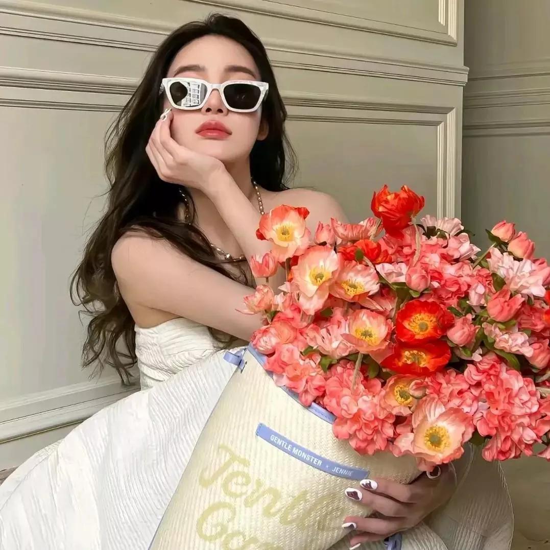 浪漫下午茶，粉色的花朵与优雅的裙装完美搭配，感受春天的气息。粉色的优雅漫步 粉色