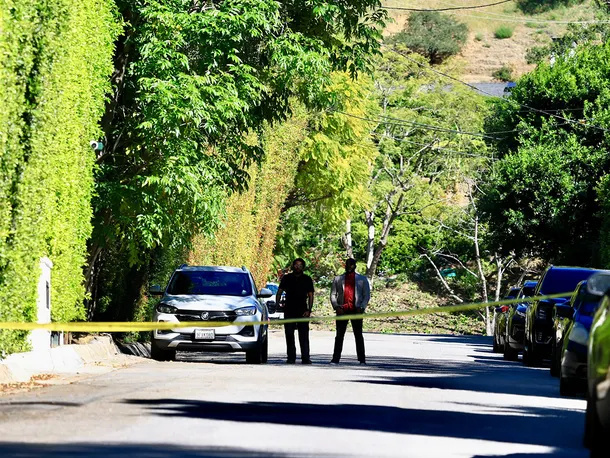 有人跑到蕾哈娜家，用一把AR-15步枪朝蕾哈娜家连开数枪，事发时蕾哈娜正在屋内，