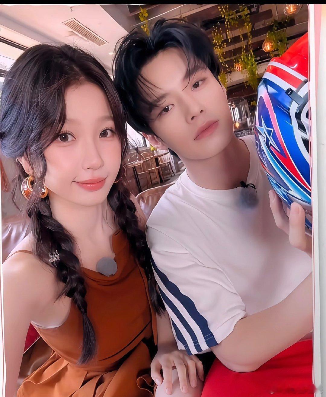 虞书欣送了何与限量版头盔，这个鱼头星星真的很会送礼物诶！ 