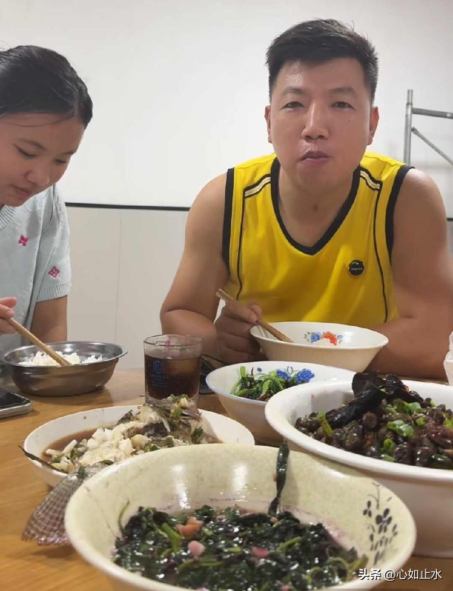 李哥复播神采飞扬，腹痛遇援手却只摆四素菜，她真会赴约吗？

6月15日晚上，木匠