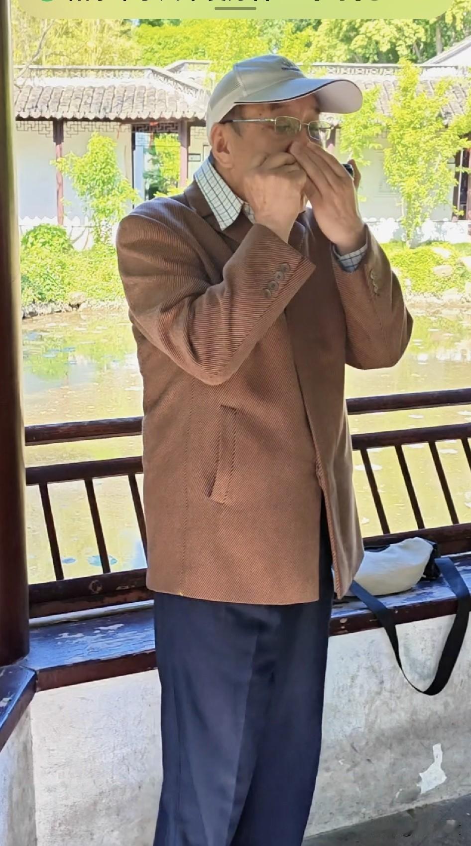 口琴你们都是自学的吗? 我学口琴是自学的。小时候我们那儿学习口琴，既没有老师指导