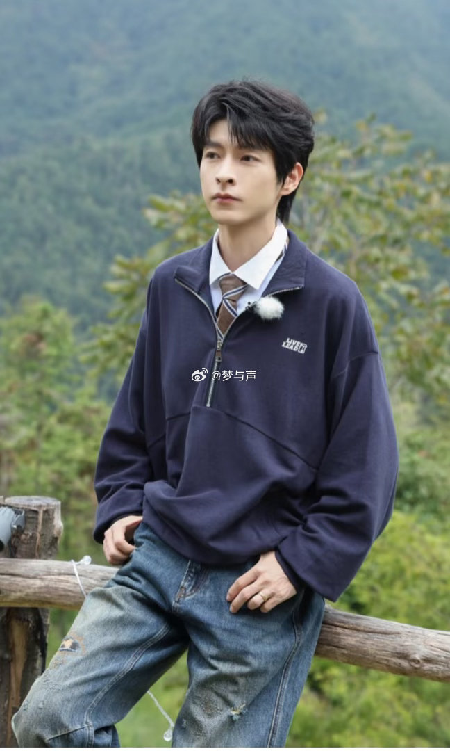 文韬穿上了六年前的睡衣名侦探学院 看到他把那件睡衣翻出来，确实有点绷不住。六年了