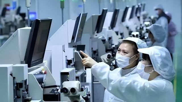 据荷兰科技记者近期观察，中国追上阿斯麦最先进的EUV光刻机技术至少需要10年。这