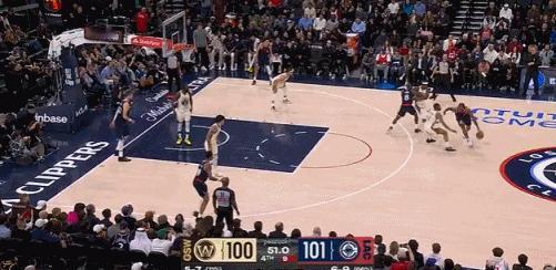 偏得离谱！库里今天被快船主场裁判整麻了！
在今天勇士客场挑战快船的比赛中，快船主