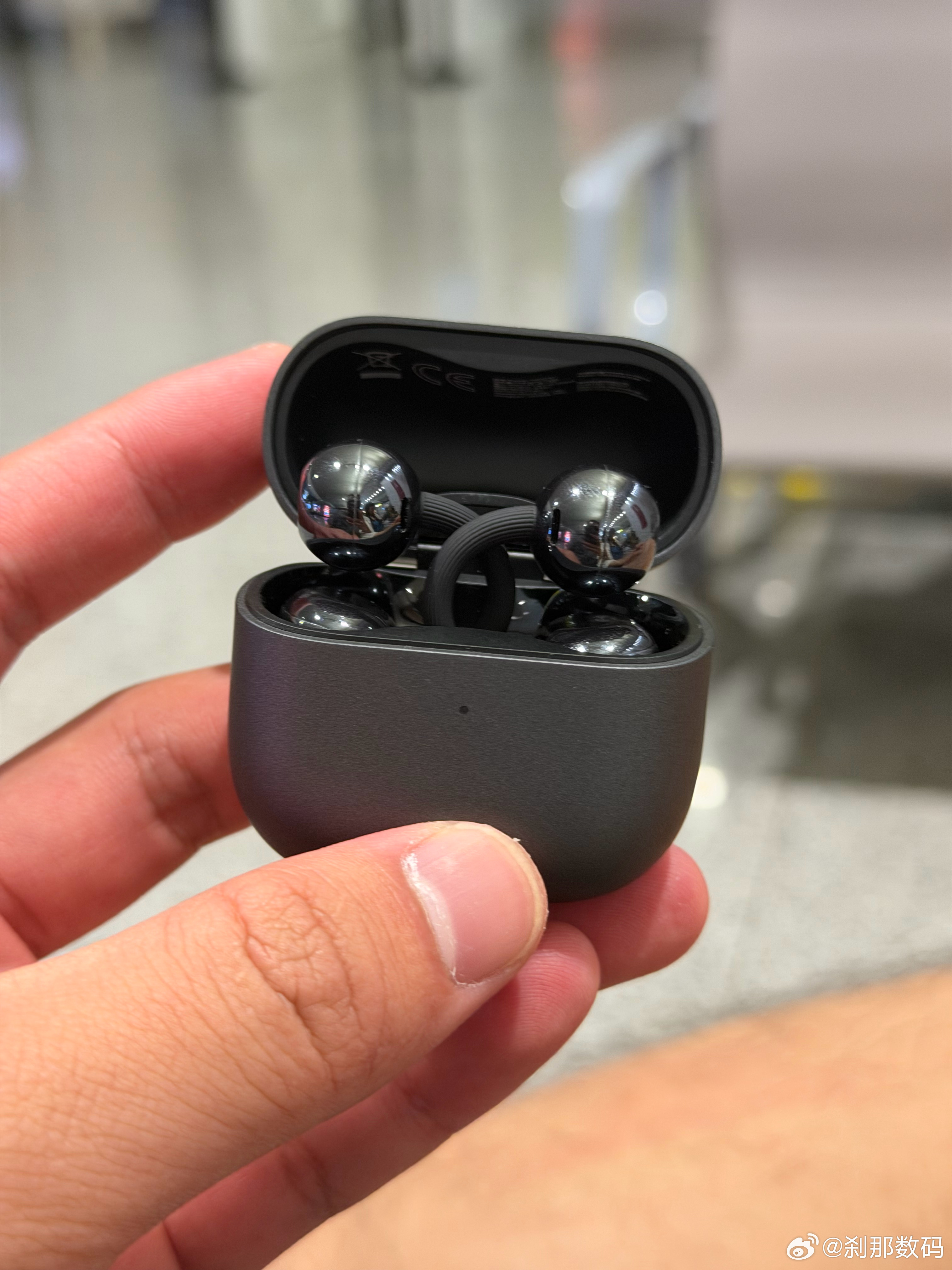 现在坐飞机我都不戴降噪耳机，什么时候都用华为FreeClip耳夹耳机，吵点就吵点