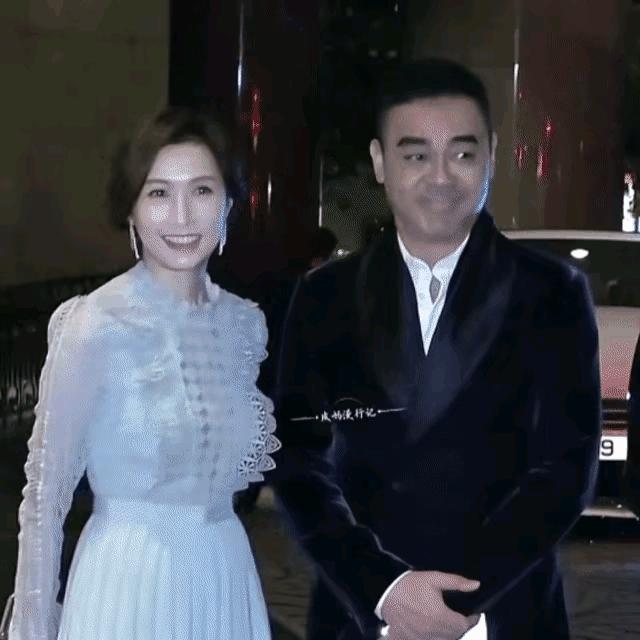 他想拉她的手，她没注意到，等到她去拉他的手的时候，他也错过了。
不过这个小小的插