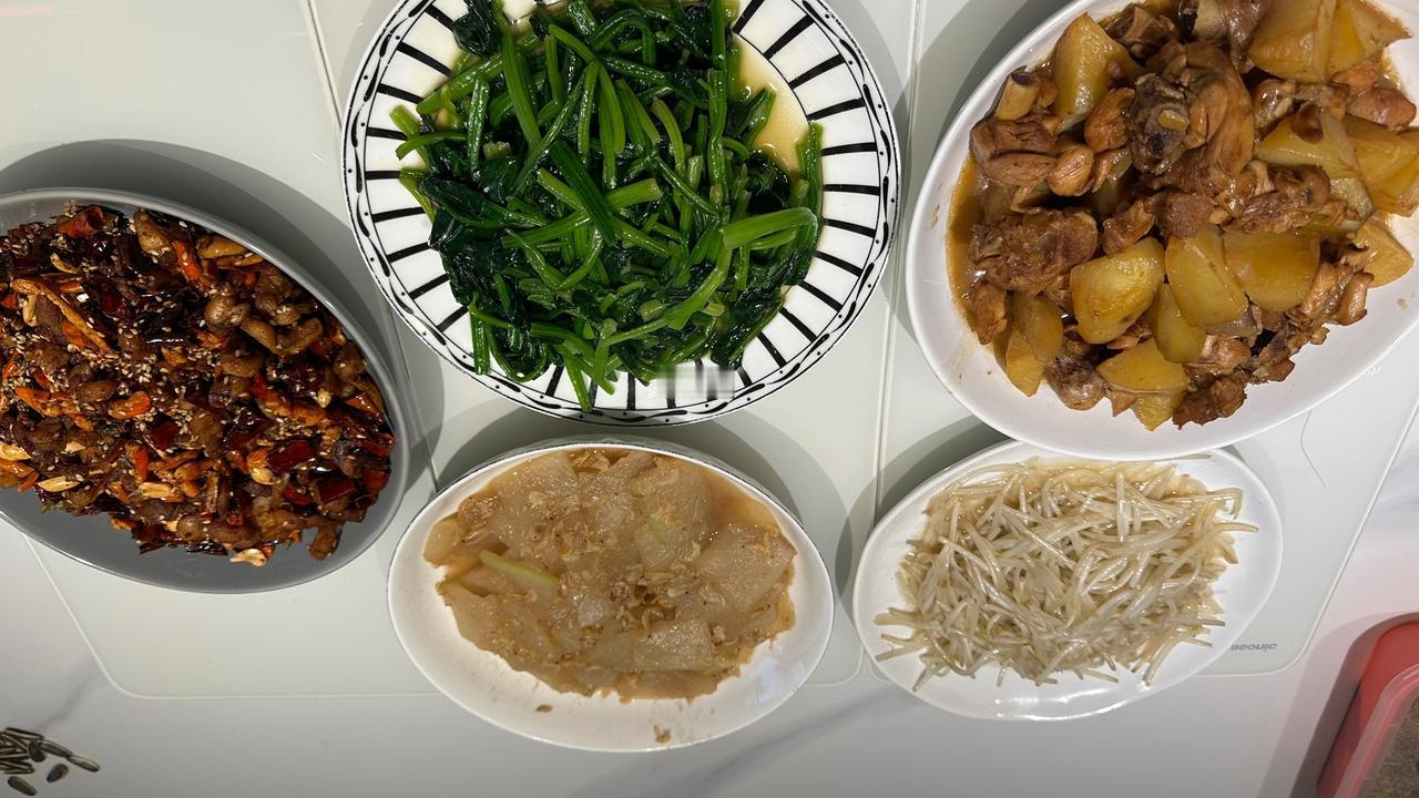 晒出我的今日美食我最近饮食方向：高蛋白、低脂肪，少油少盐。女儿每天都编辑好放在群