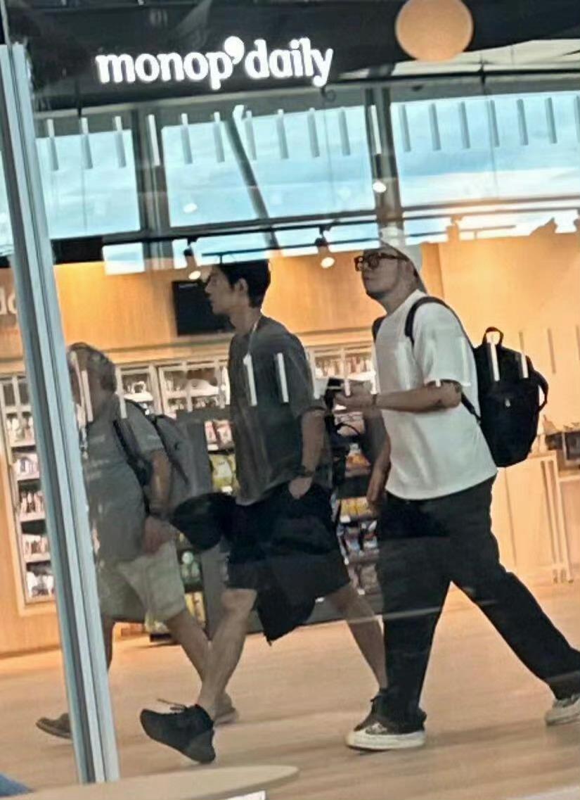 网友在马赛机场偶遇肖战，身材比例真的帅 ​​​