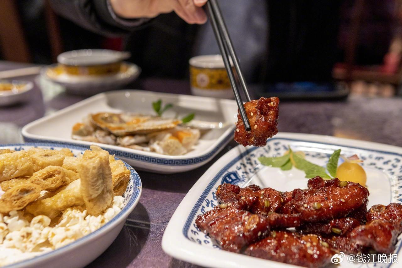 【 #炸鸡每周最多吃1次# 每月食用1~2次不会有显著危害】这段日子，网友对话题