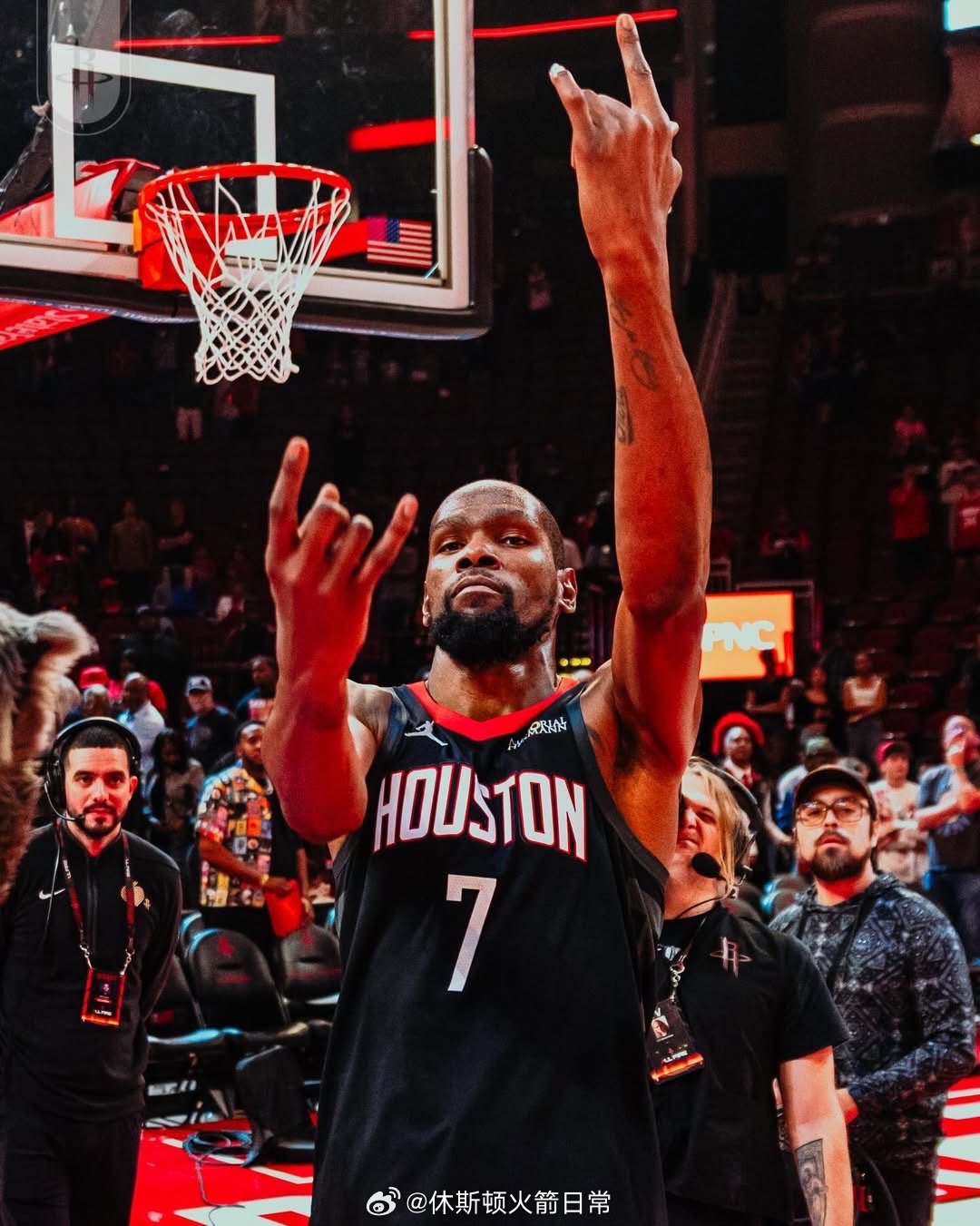 杜兰特生涯第343场以60%+真实命中率砍下30+，排历史第二，前三分别是：詹姆