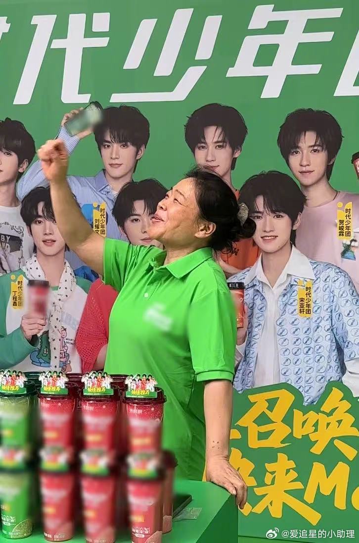 武汉70后阿姨写工作笔记堪比备考50岁促销员阿姨为推广果茶，已经开始拿小本本做笔
