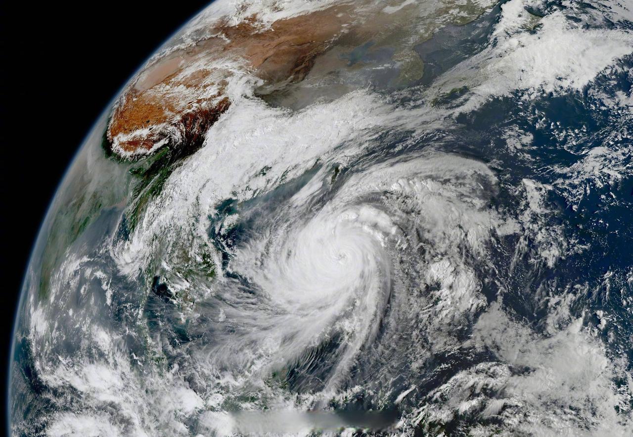 11月9日下午，卫星云图上超强台风凤凰巨大壮观的云系已经将菲律宾全国完全笼罩，北