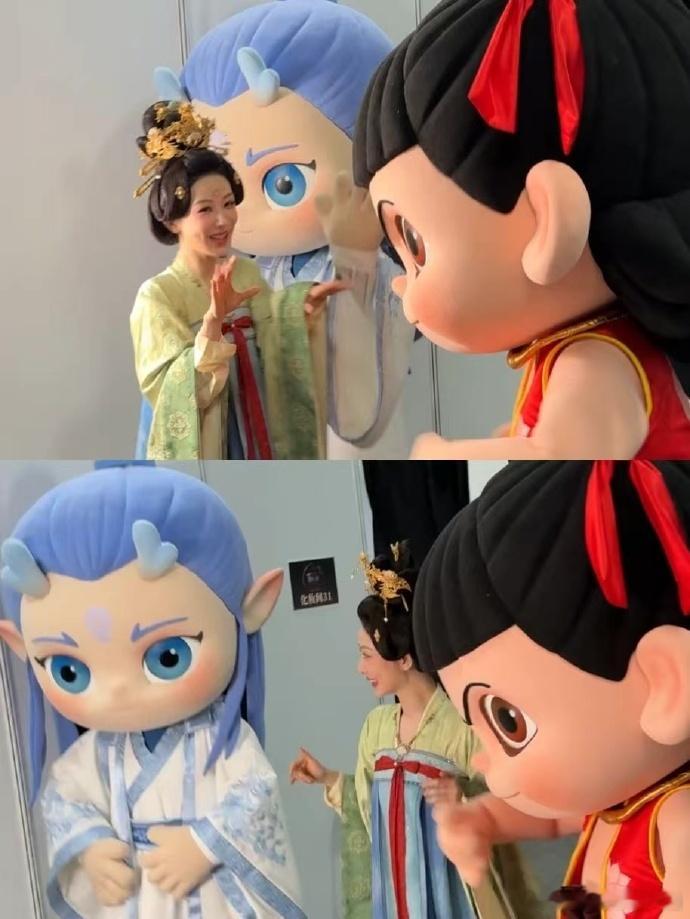 哇哦！杨紫与哪吒敖丙同框，可爱模式全开。她轻触哪吒脸颊，互动自然温馨。坐等大年初