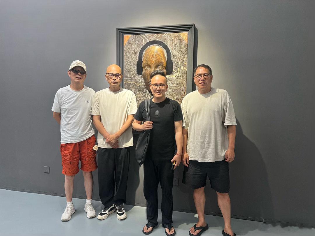 摄影人  今天下午，在哲悟空间观赏优秀艺术家苏武个展时的留影。纪实摄影手机随手拍