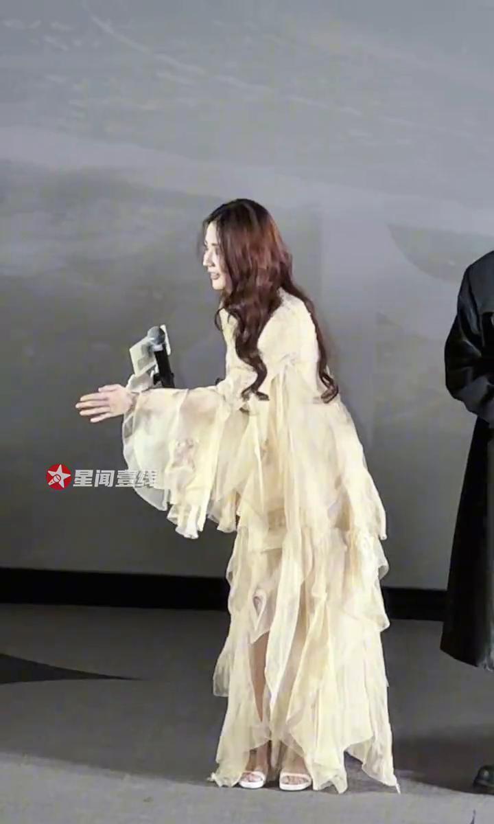 顶级女星的团队包里，常年备的不是口红，是创可贴。
你以为徐璐那次撞到人马上道歉是