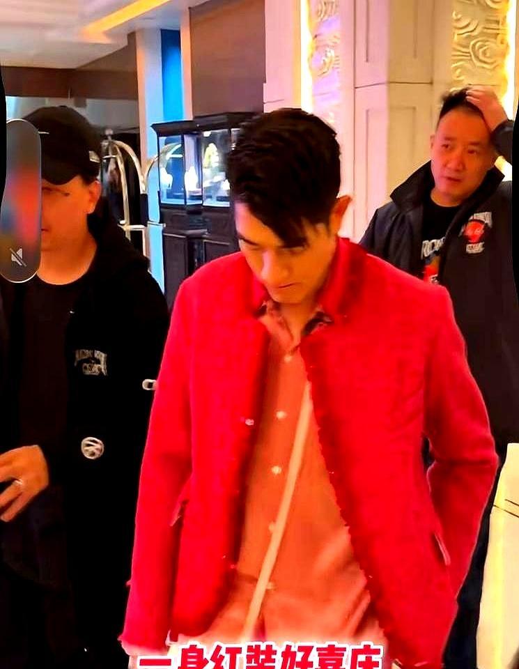 王菲当年唱《传奇》只拿5000块，郭富城最近炸裂表演，估计也差不多！
你是不是以