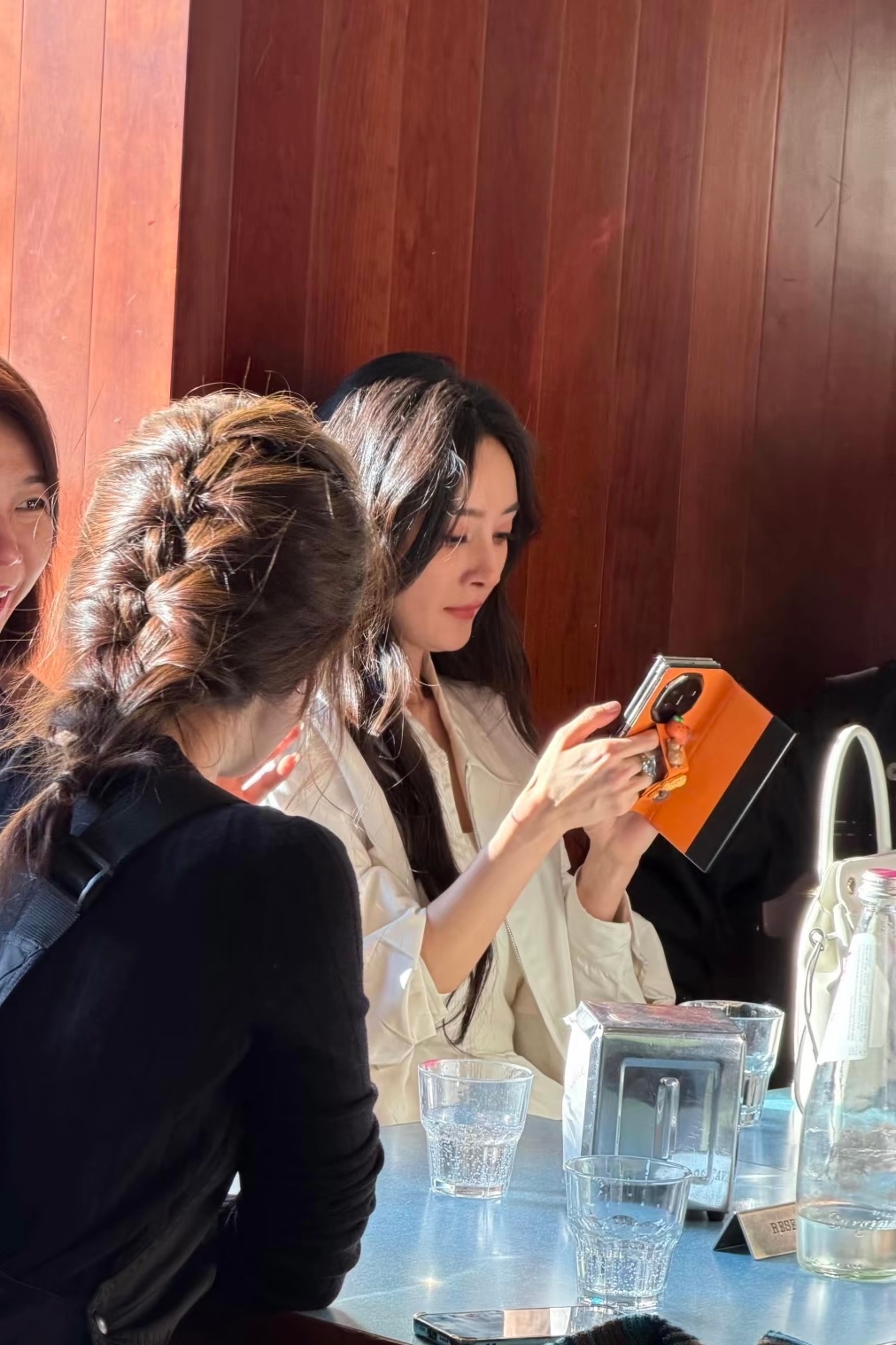 偶遇杨幂秀后喝咖啡米兰街头偶遇杨幂喝咖啡 好松弛的杨幂 