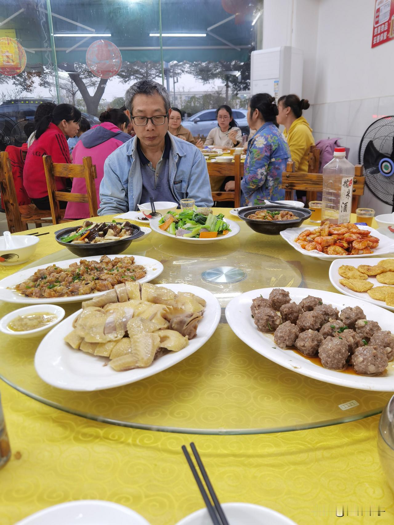 离年味越来越近了！
公司老总没有请吃年饭，
一群工友聚集一起，
在一家小饭店AA