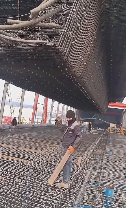 怪不得修高铁费钱，一公里五六亿。原来整个箱梁全是钢筋，这要是配上C200混凝土，