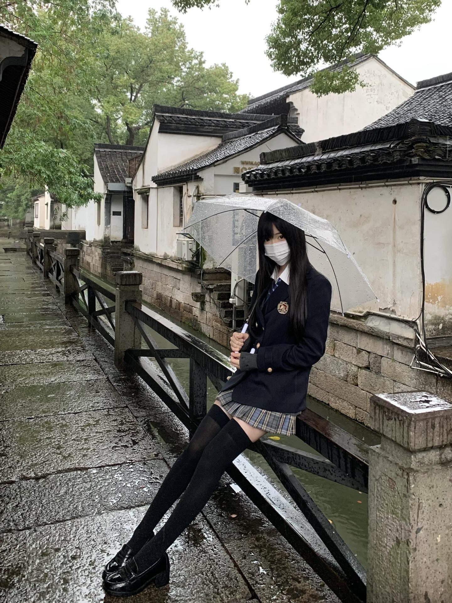 喜欢雨滴下落的声音 潮湿的气味
