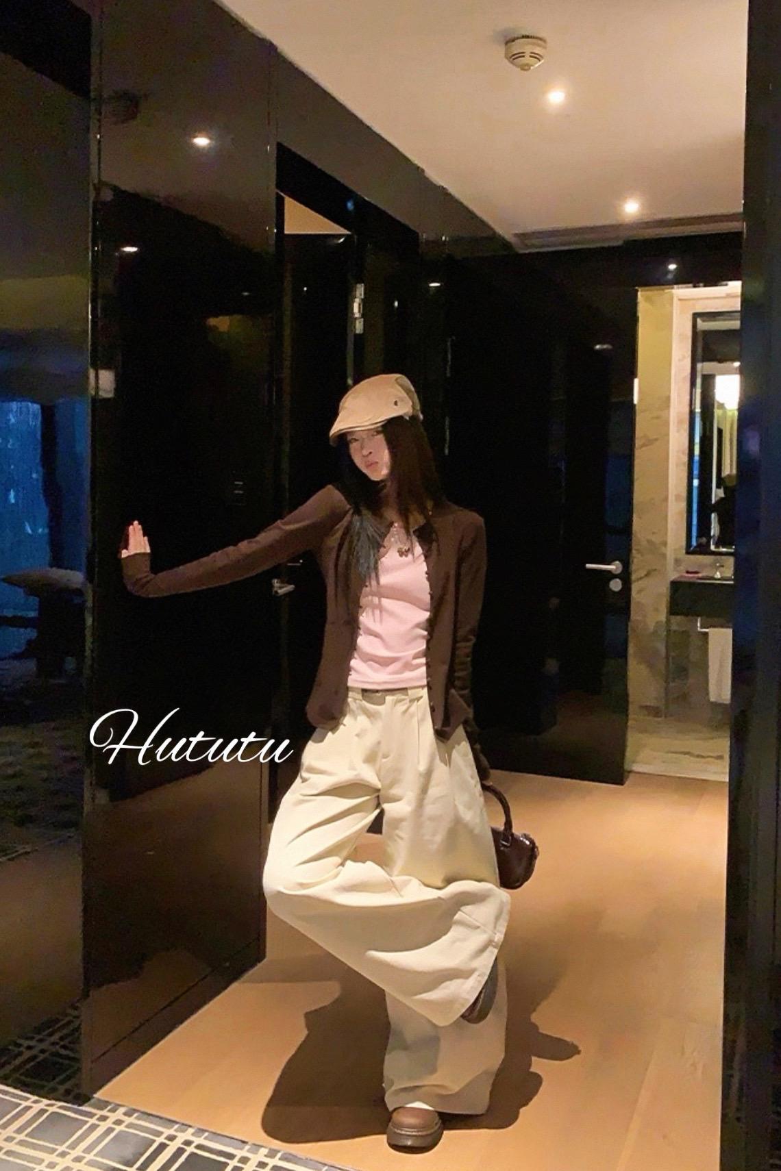 “许式”穿搭法则。这件蘑菇扣的小衫真的太好看了，它是这种假两件的叠穿设...