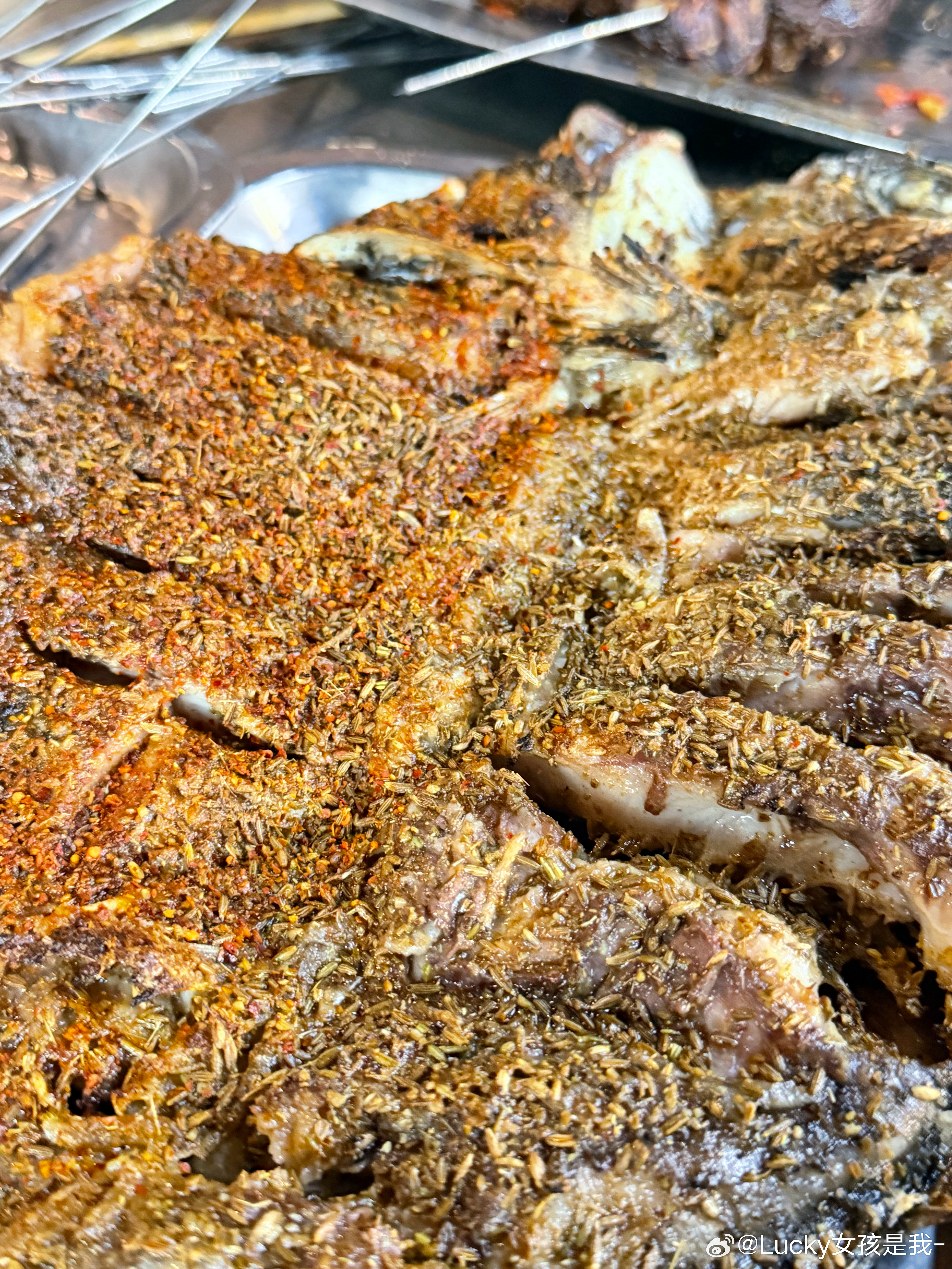 把老二托管给爷爷，和老公同事吃饭，我吃饱就带着老大去逛街，老大逛街很有耐心，从来