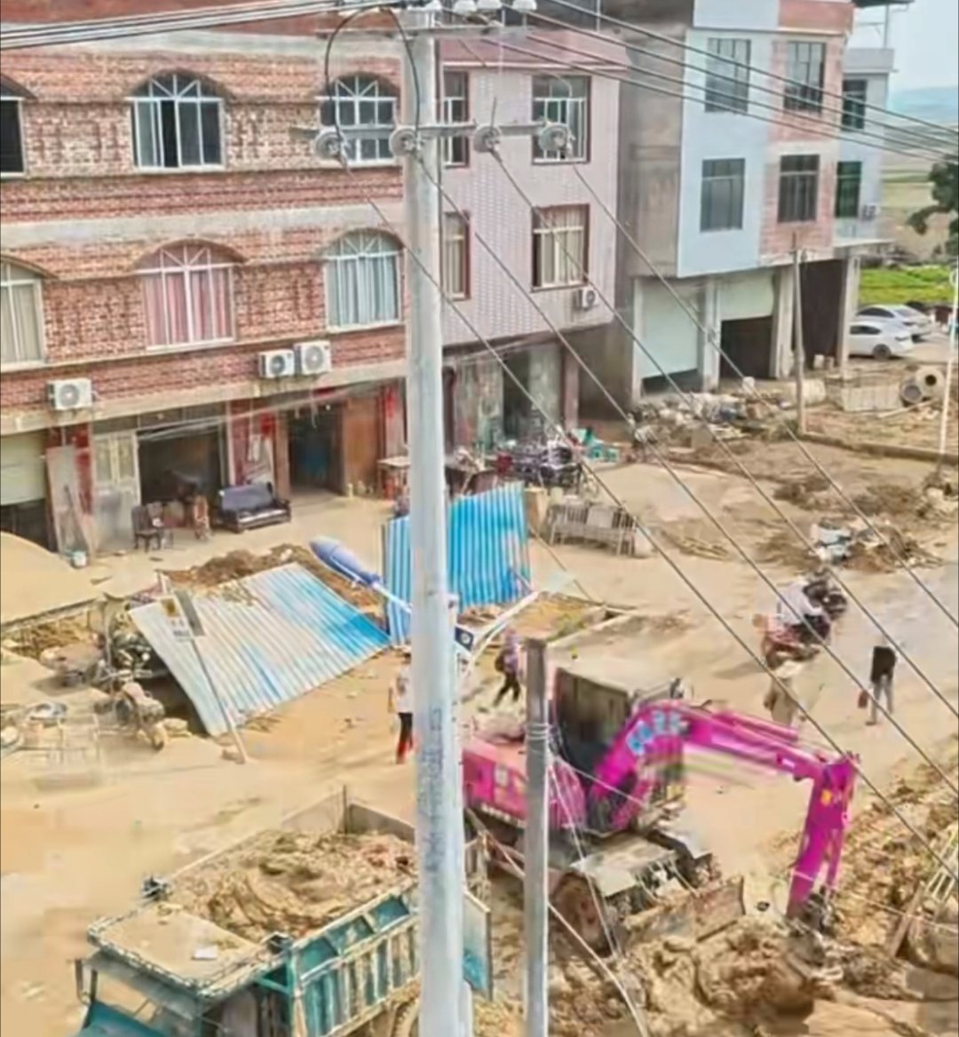 千万不要再美化种地生活了褪去网红滤镜，种地是实打实的体力活。抗旱防虫、守着时令忙