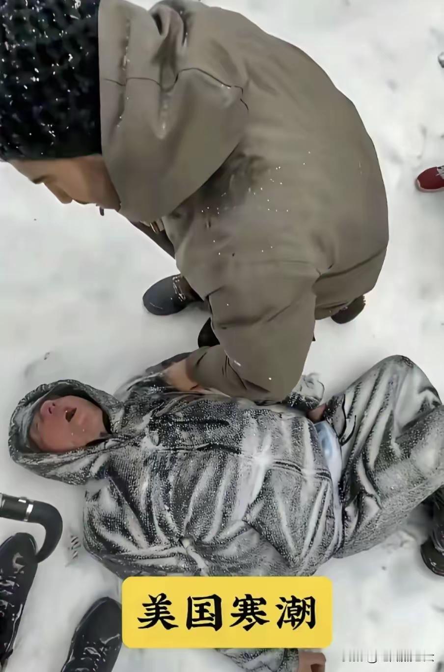 邻居小孩问我什么是朱门酒肉臭，路有冻死骨！
我拿出了这两张照片给他看。

美国总