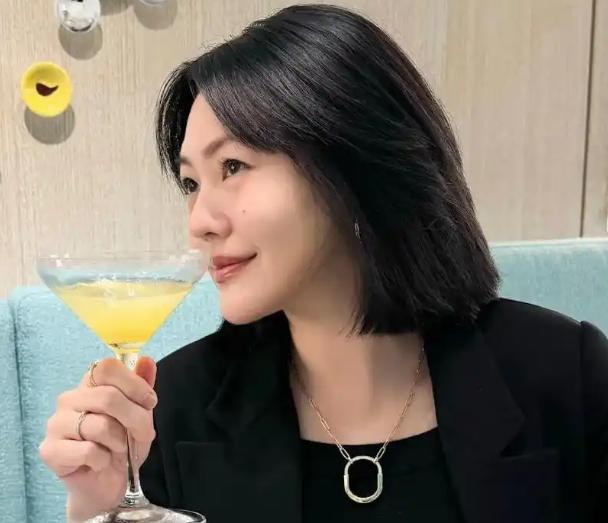 吴宗宪女儿吴姗儒在节目中脚踩刘宇宁照片引发争议，被批不尊重人。吴宗宪为女儿道歉有