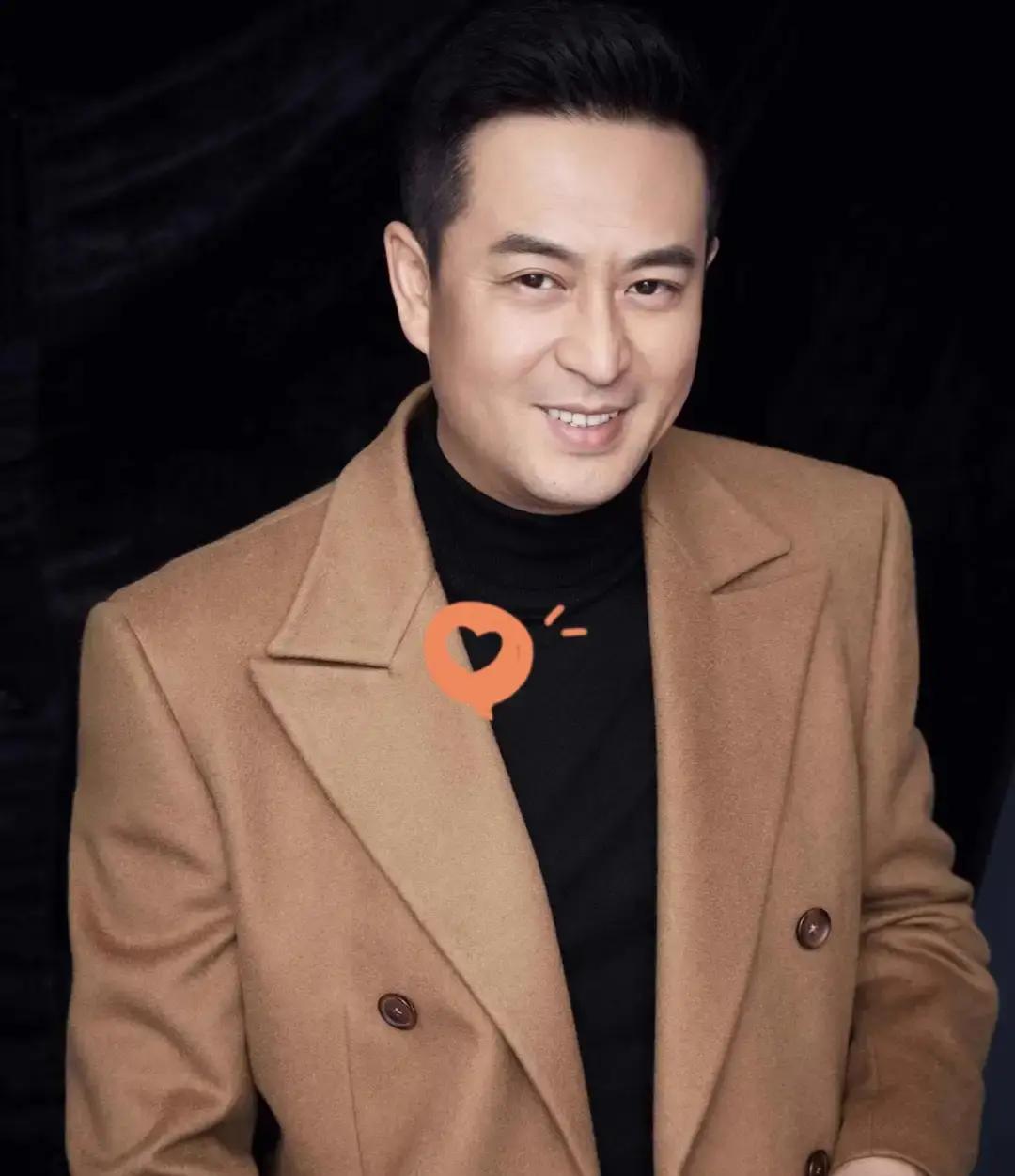 张嘉译56岁生日宴在自家108坊大别墅办。

我刷到照片，头发黑得发亮，脚上却套