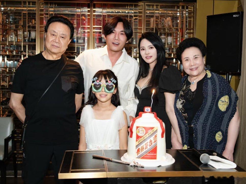 秦昊伊能静在沈阳逛街不过全程有人摄影，这是在录制视频素材嘛？ 