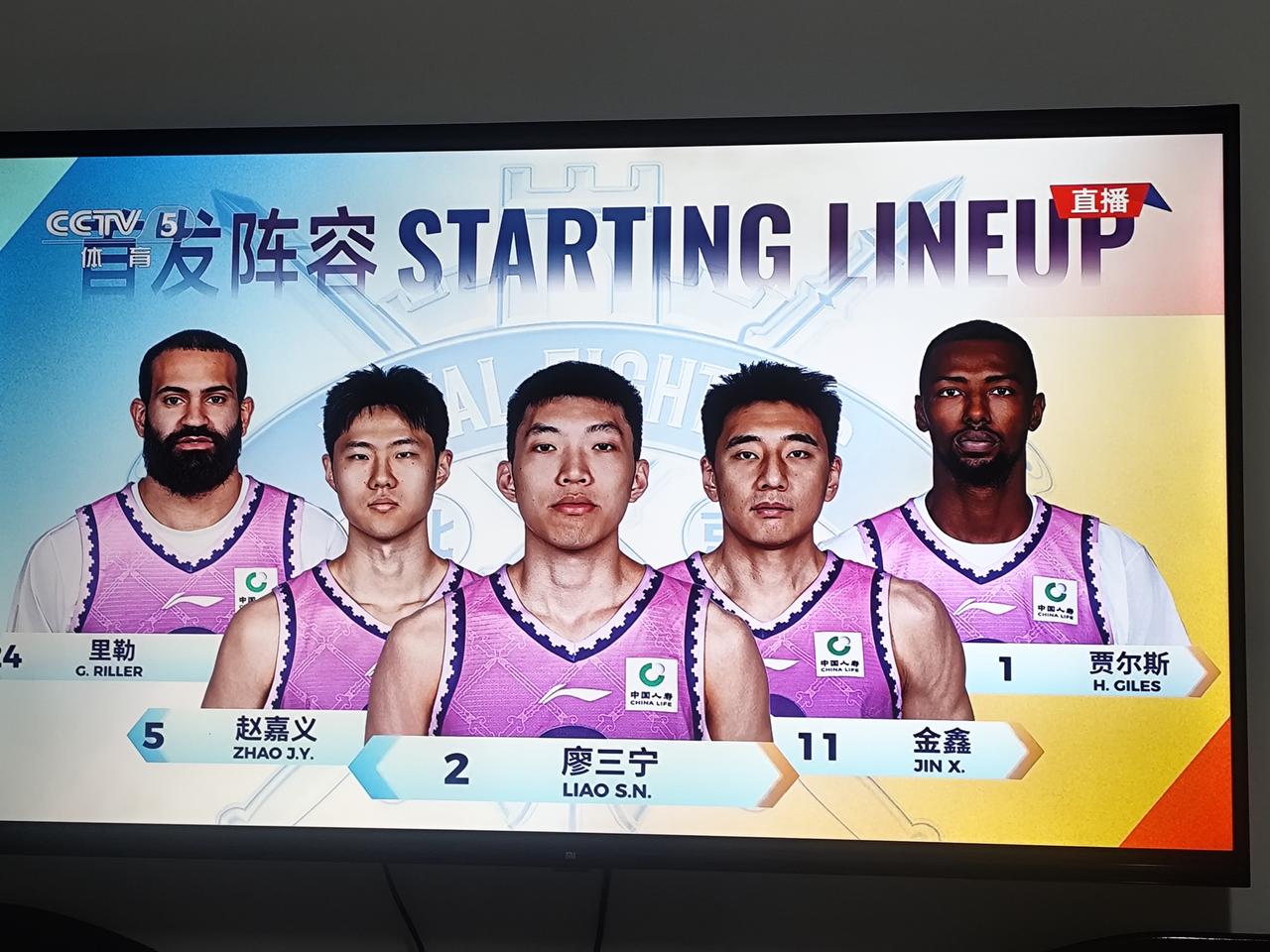 CBA常规赛第二轮只进行了两场比赛，上海久事客场105：92战胜北京控股，喜提两