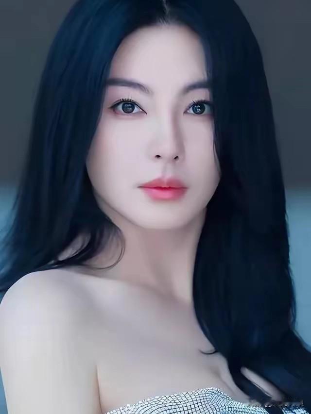 中国诗人为演员张雨绮写的一首“藏头诗”：雨绮彩虹！

雨润大地绽芳华
绮云飞舞映