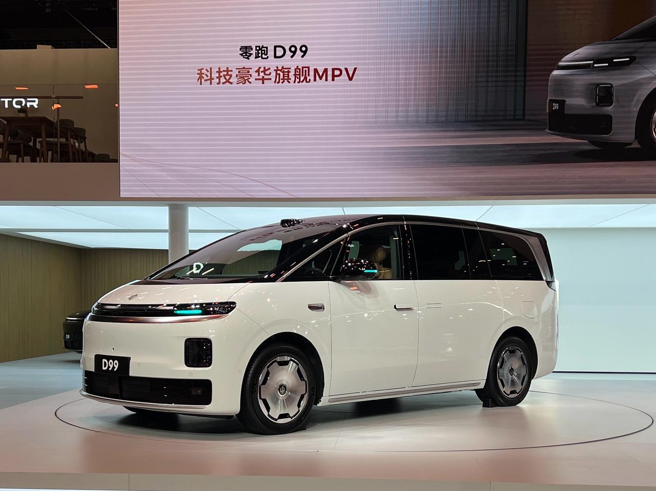 零跑D99内饰今天在2026粤港澳大湾区车展正式首秀
氛围和用料的高级质感挺到位