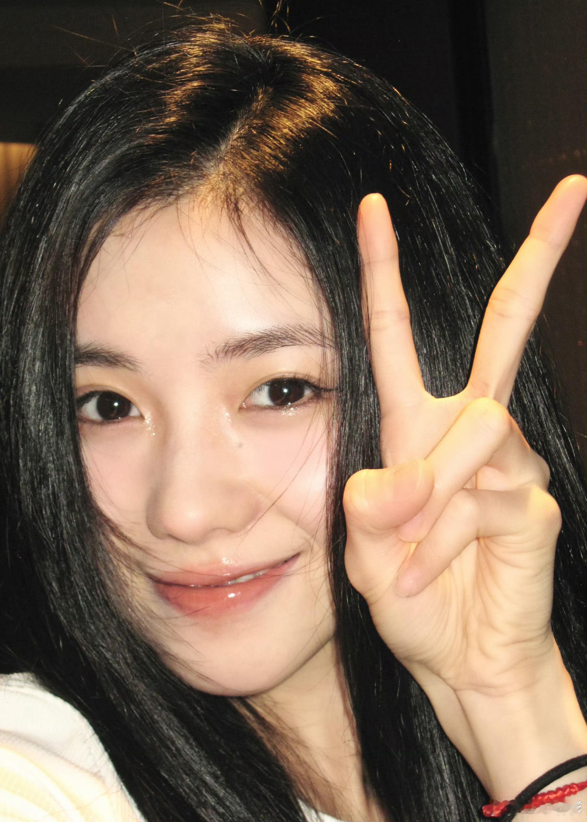 刘浩存新发的自拍，脸小五官美骨相好 ​​​