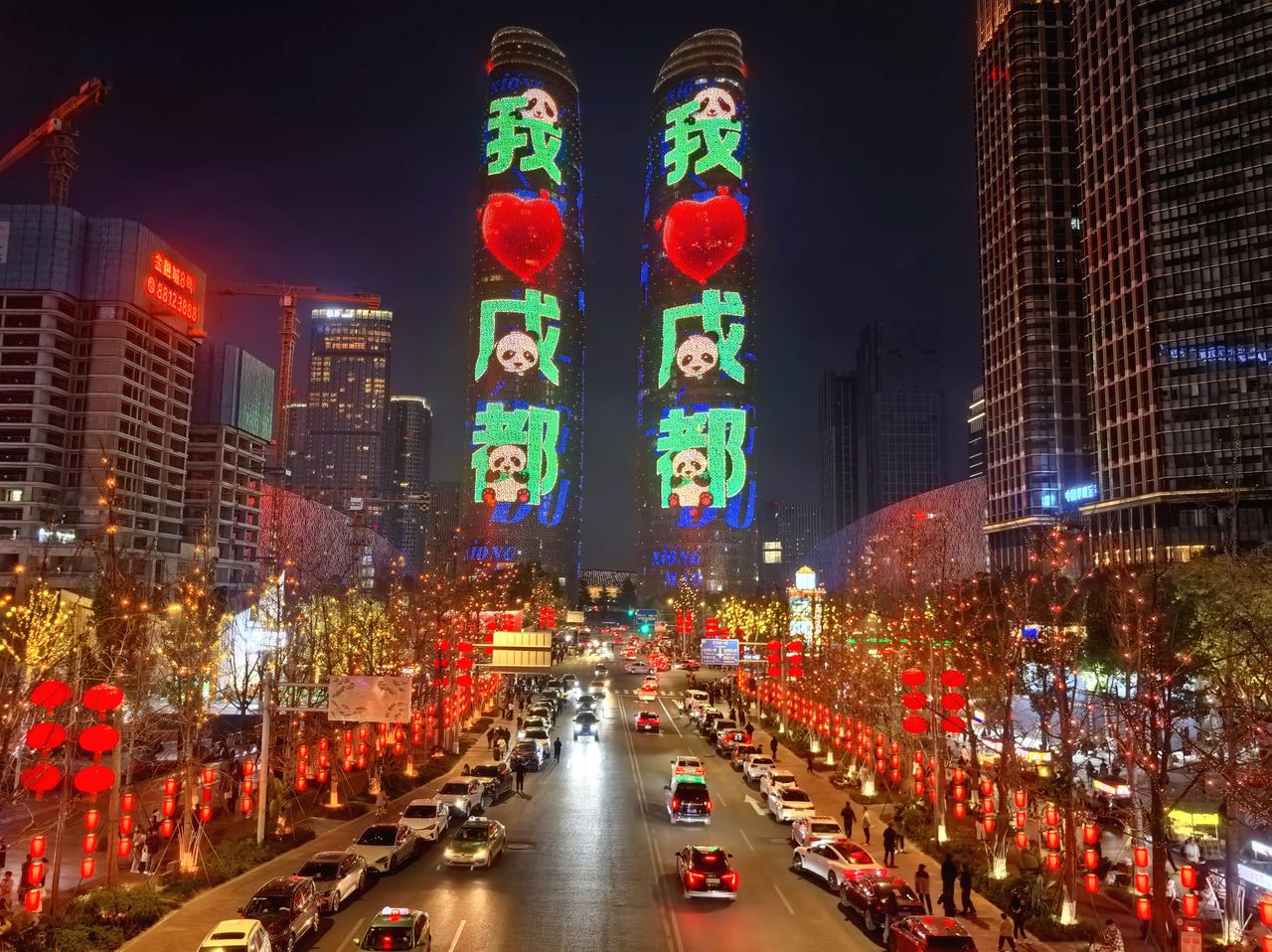 我在成都过大年九︱交子环下，双塔流光映新春。
白日的成都，藏着烟火巷陌的温润与人