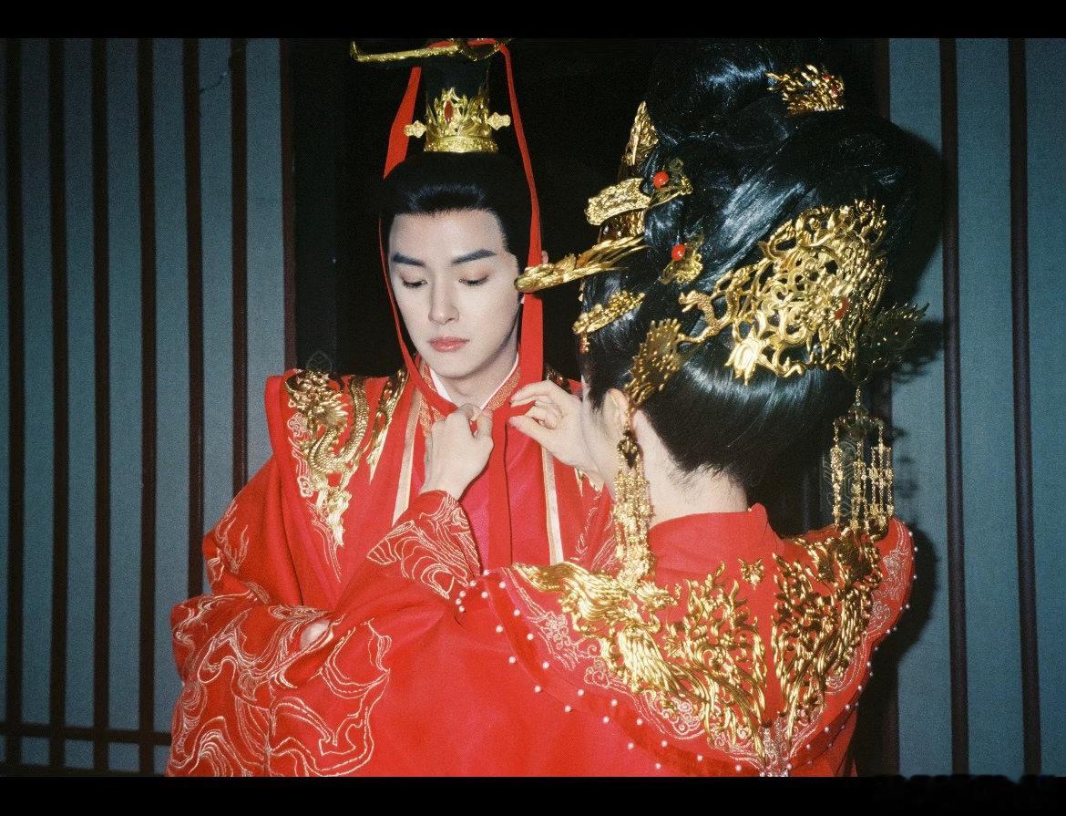 日月相映 流光明明 天真却蒙尘 