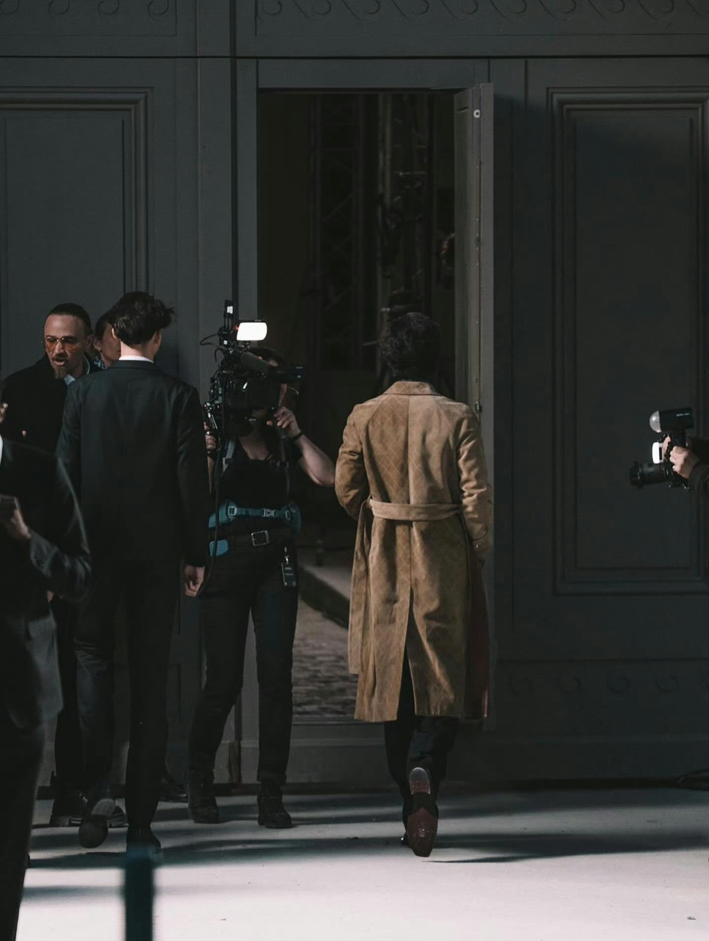 无需加冕 天生君王王一博cr:logo 