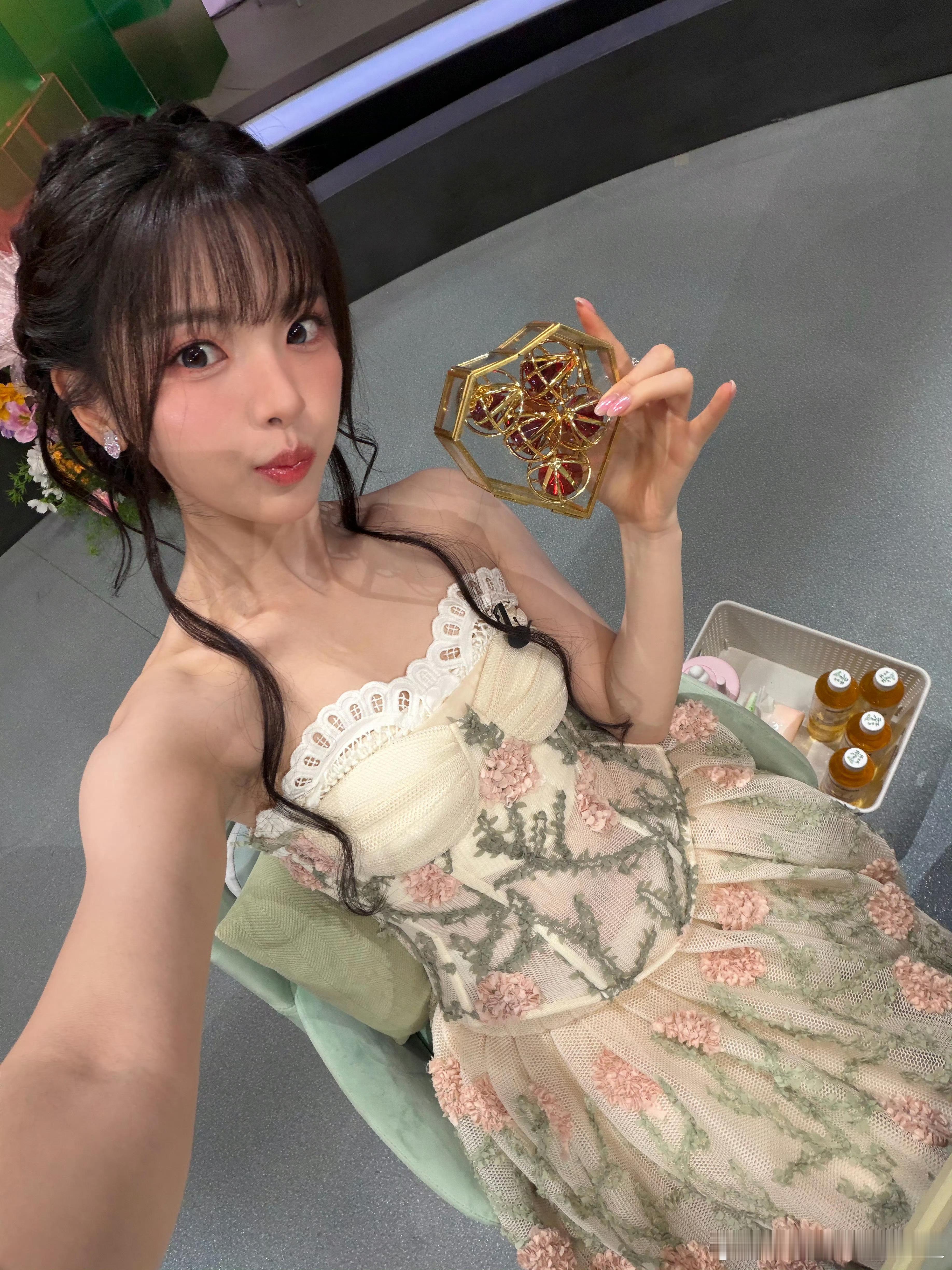 杨超越杨超越七夕给粉丝发巧克力百变超越，今天是超美+可爱的超越，我越的颜值太夯了