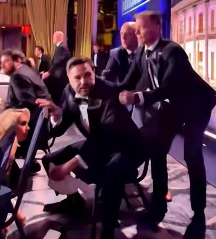 这不是让万斯丢人吗？白宫记者协会晚宴枪击发生后，特勤人员迅速保护特朗普夫妇撤离，