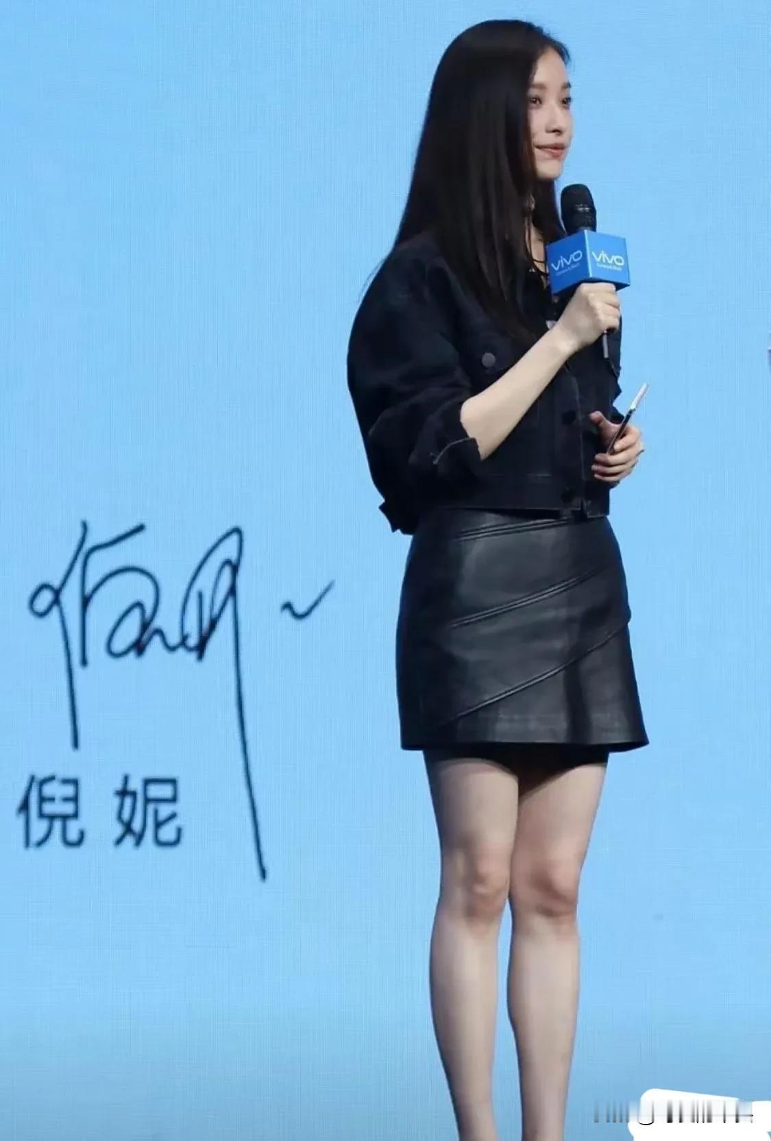 左边是倪妮，
右边是李冰冰，
从颜值上看感觉还是倪妮比较耐看。
要从气质上来看，